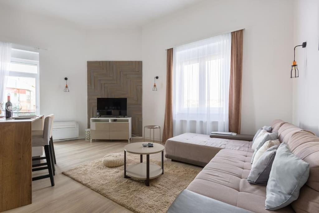 Swan In The Buda Castle Area 2br/balcony Apartment *