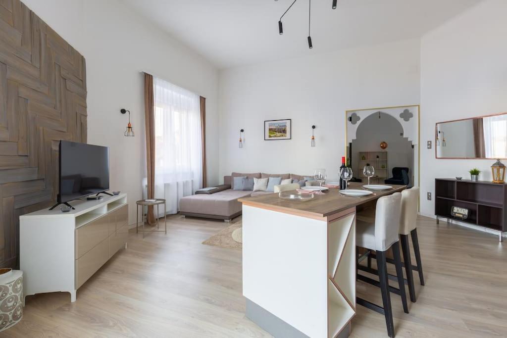 Swan In The Buda Castle Area 2br/balcony Apartment *