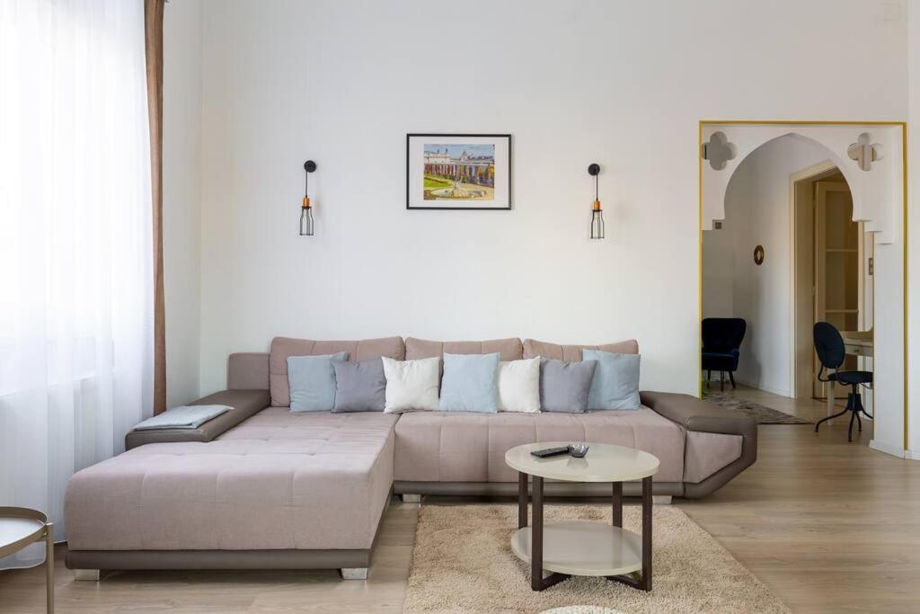 Swan In The Buda Castle Area 2br/balcony Apartment *