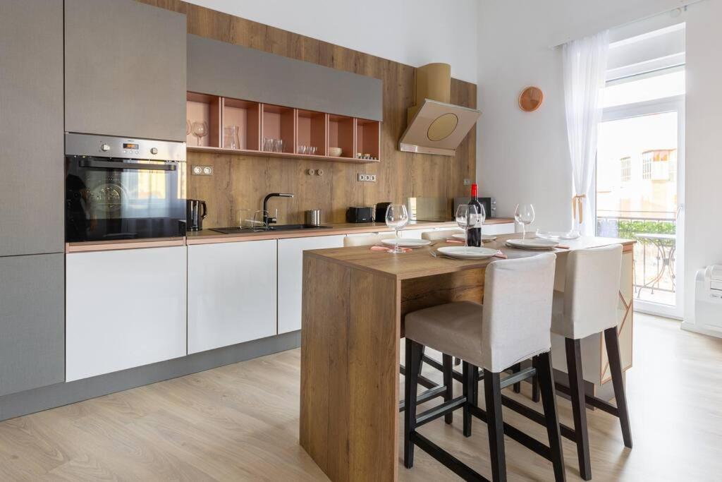 Swan In The Buda Castle Area 2br/balcony Apartment *